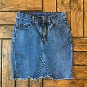 Guess denim skirt, very stretchy and comfortable